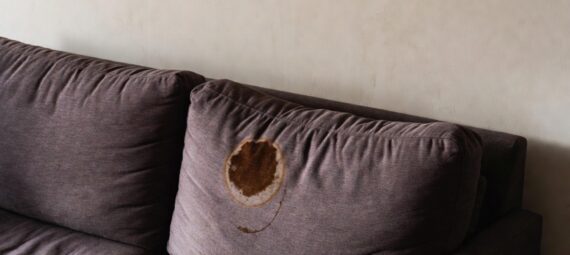 Kanapé kávé folttal.