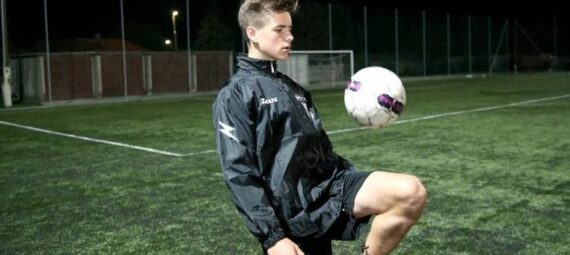 Archie Hawkins látható a képen.